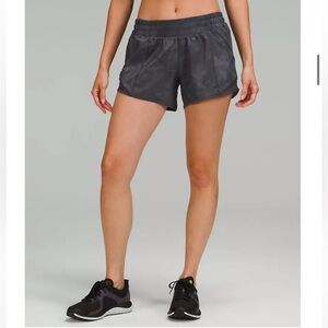 Like new Lululemon Hotty Hot Low Rise Lined Short 4”